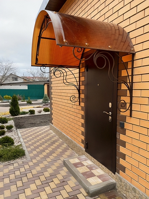 Простой арочный кованый навес с поликарбонатом для крыльца