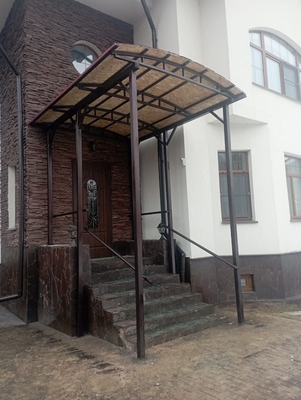 Арочный навес над крыльцом с кровлей из поликарбоната
