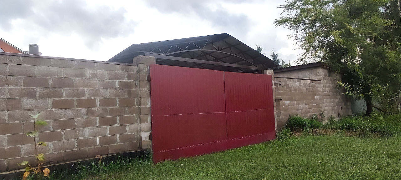 Двускатный навес с поликарбонатом для автомобиля Современный автонавес с крышей из поликарбоната